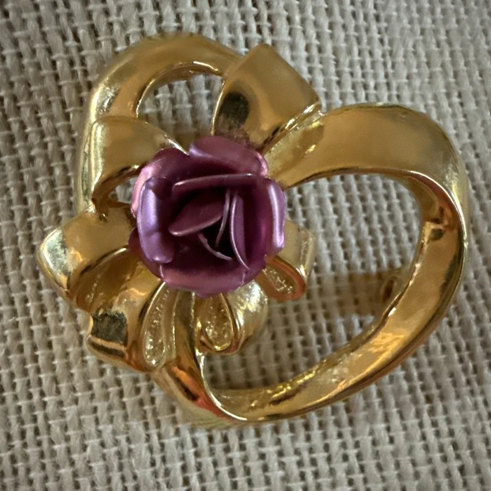 VTG. BOTIQUE PINK ENAMEL & SHINY GOLD TONE HEART & CORSAGE FLOWER‎ BROOCH & Pin
